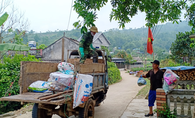 Thành viên HTX Nông nghiệp, xây dựng Đông Bắc thu gom rác thải trên địa bàn xã Tân Linh